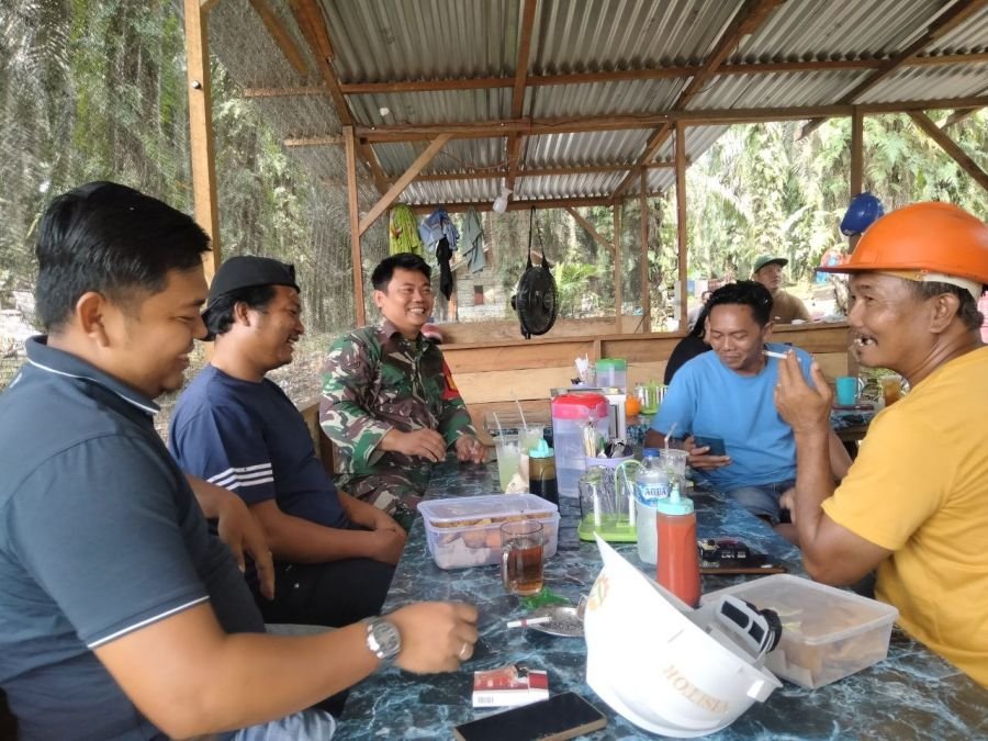 Bangun Keakraban, Babinsa Koramil 08/Tandun Gelar Komsos di Warung Warga Suka Damai