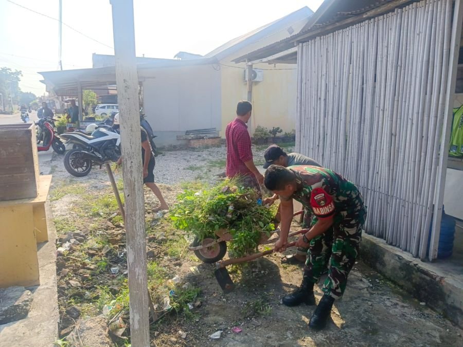 Bangun Kebersamaan! Sertu Firman Si Hotang Ajak Warga Bersihkan Pos Ronda