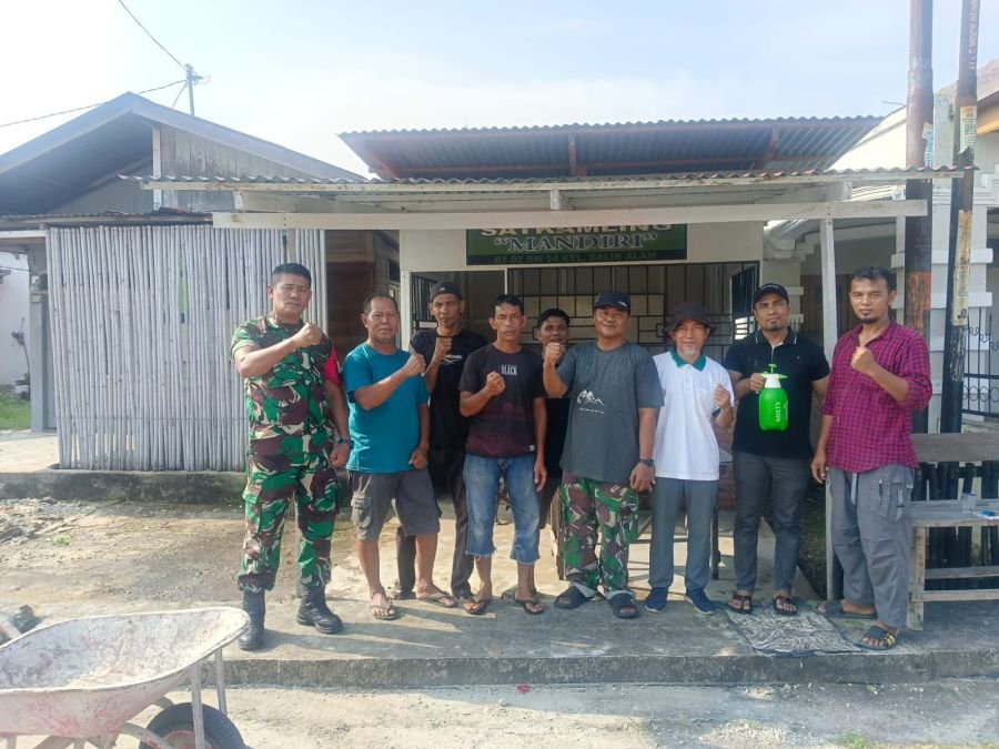 Bangun Kebersamaan, Sertu Firman Sihotang Ajak Warga Binaan Bersihkan Pos Ronda