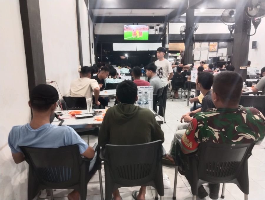 Bangun Kedekatan dengan Masyarakat, Babinsa Rumbai Barat Nobar Piala Dunia Bersama Warga