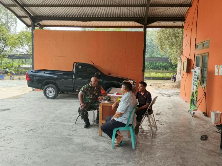 Bangun Kedekatan dengan Warga, Babinsa Sertu Arman Sambangi Pekerja Pembibitan