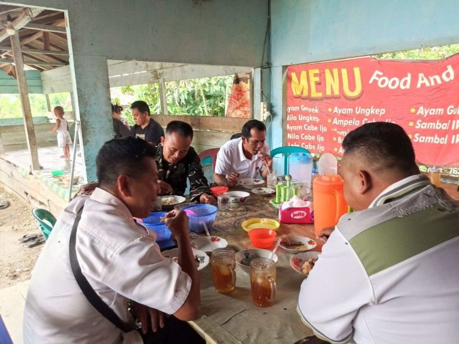 Bangun Kedekatan Melalui Makan Bersama, Babinsa Komsos Bersama Warga