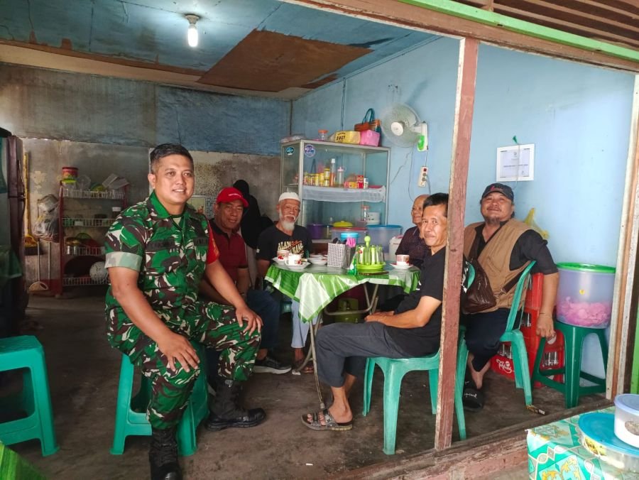 Bangun Kedekatan Tanpa Sekat, Babinsa Kedung Sari Pilih Ngopi Bersama Warga
