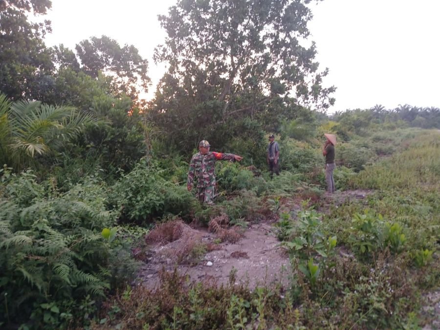 Bangun Kepedulian Bersama, Babinsa dan Warga Desa Lubuk Gaung Patroli Cegah Karhutla