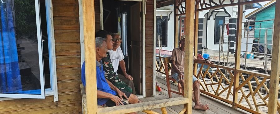 Bangun Persatuan Masyarakat, Babinsa Desa Penaah Ajak Warga Tangkal Radikalisme dan Hoaks