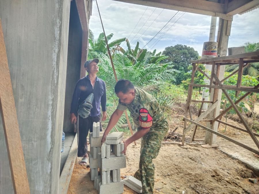 BANTU KESULITAN RAKYAT, BABINSA TURUN IKUT BANTU PROSES PEMBANGUNAN RUMAH WARGANYA.