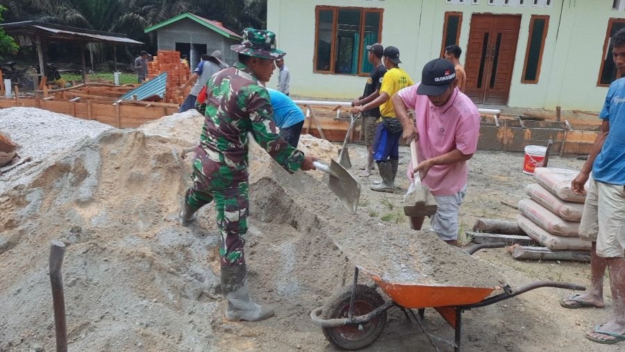 Bantu Pembangunan di Wilayah Binaan, Babinsa Koramil 16/Tapung Gotong Royong Bersama Warga