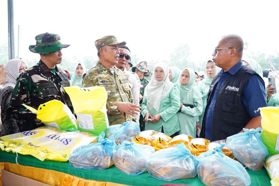 Bantu Perekonomian Warga, Kodim 0314/Inhil Gelar Bazar Murah dalam Rangka TMMD Ke-130