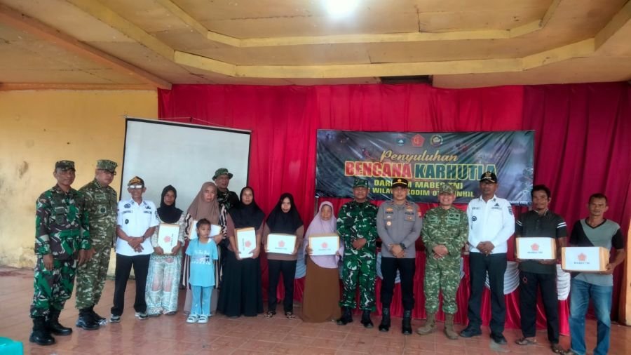 Bantu Warga di Tengah Sosialisasi Karhutla, Tim Mabes TNI Serahkan Sembako di Pelangiran