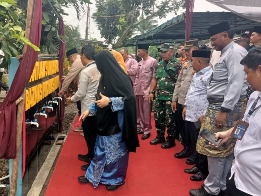 BANTUAN SUMUR BOR BAZNAS RIAU RESMI DISERAHKAN DI PARIT AMAN, SERDA Y PURBA HADIRI PERESMIAN