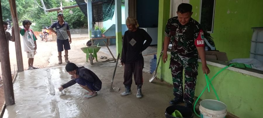Bantuan Tenaga Membantu Pengerjaan Lantai Teras Rumah Warga