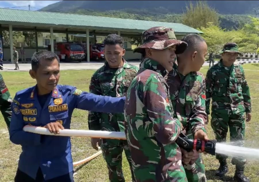 Batalyon Komposit 1 Gardapati Mengadakan Latihan Bersama Petugas Pemadam Kebakaran