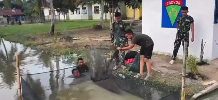 BATALYON YONIF TP 953
Panen Ikan Lele Bersama Masyarakat Sekitar