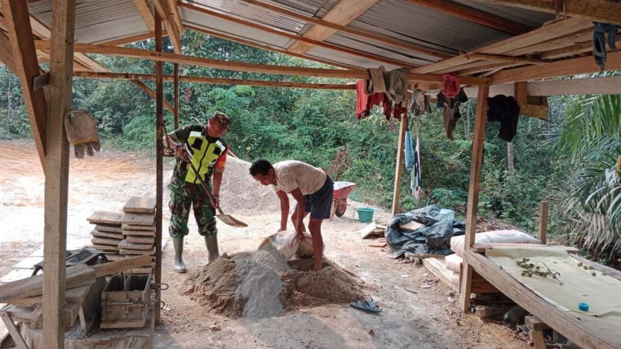 Bati Tuud Koramil 06/Cerenti Bantu Warga Binaan Membuat Batako untuk Pembangunan Rumah