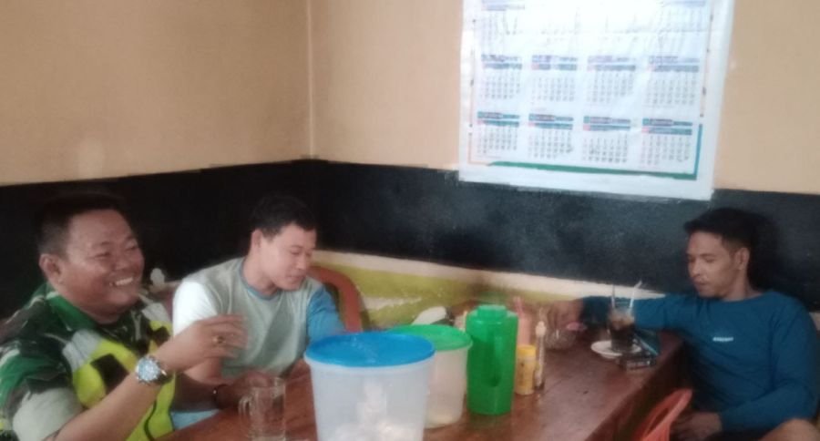 Bati Tuud Koramil 06/Cerenti Jalin Kedekatan dengan Warga Melalui Komsos di Kedai Kopi Pasar Cerenti