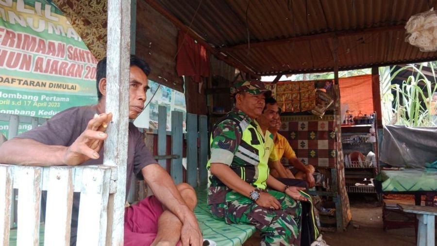 Bati Tuud Koramil 06/Cerenti Laksanakan Komsos Bersama Warga Bahas Kerukunan Antarwarga