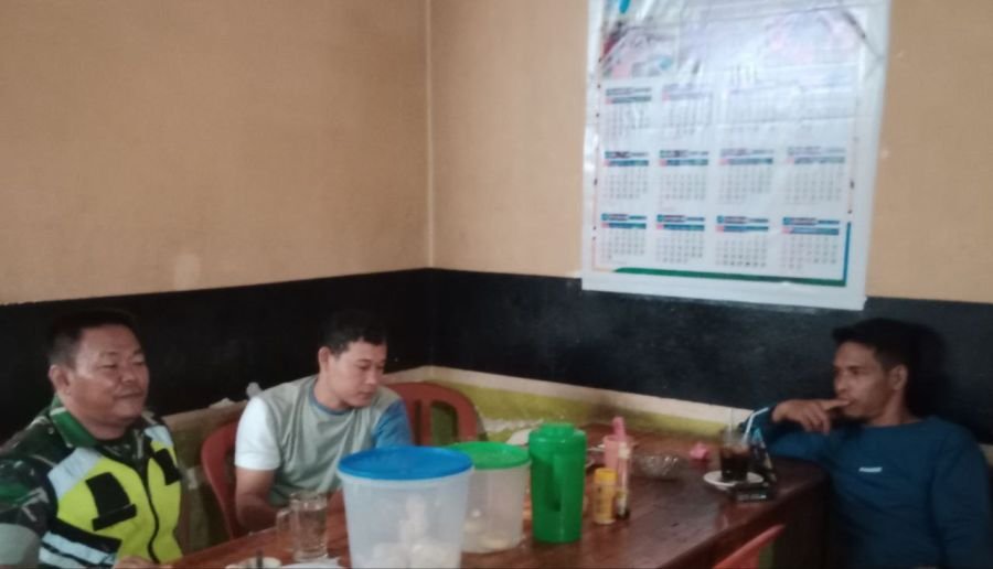 Bati Tuud Koramil 06/Cerenti Pererat Silaturahmi dengan Warga Melalui Komsos di Kedai Kopi