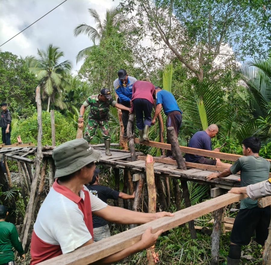 BabinsaKoramil 10/Pelangiran Bergerak Cepat Perbaiki Jembatan Penghubung Demi Mobilitas Kembali Aman