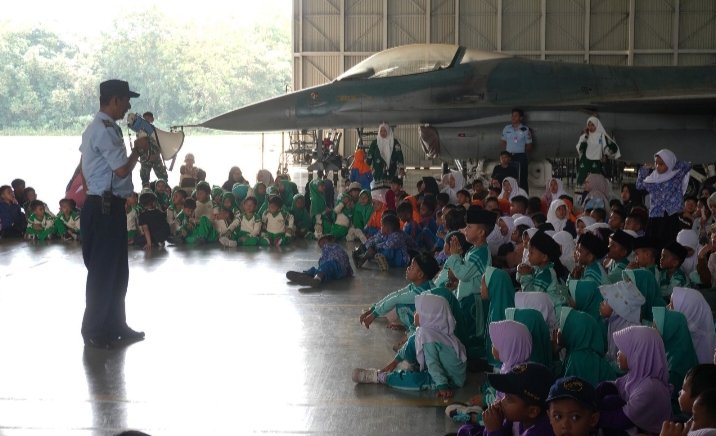 Belajar Kedirgantaraan Sejak Dini, Ratusan Murid TK Kunjungi Skadron Udara 16