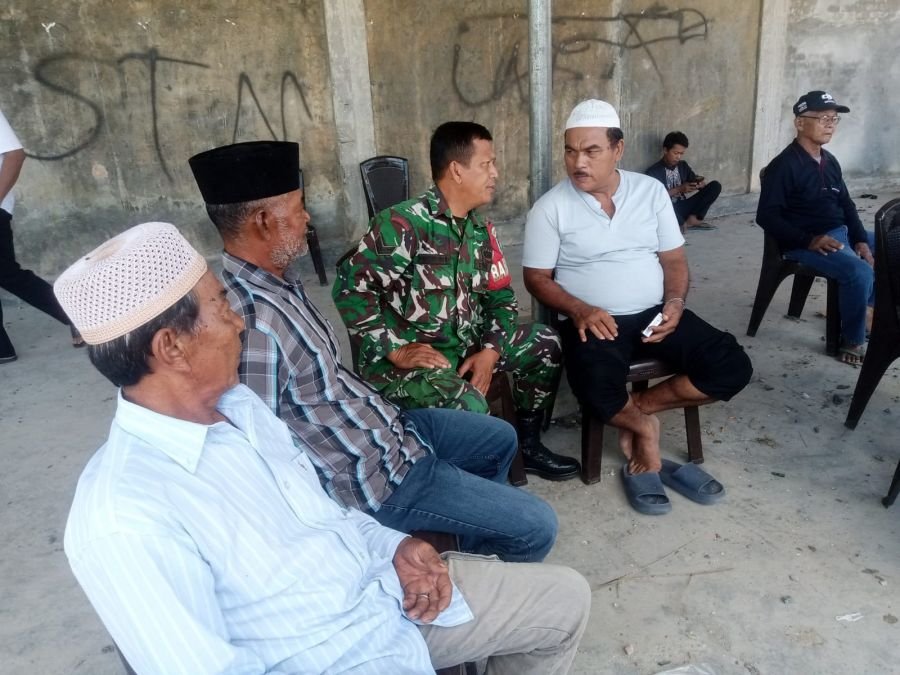 Bentuk Empati, Babinsa Koramil 08/Rumbai Barat Melayat Warga yang Meninggal Dunia