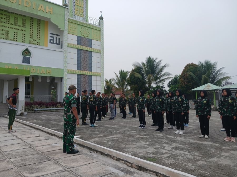 Bentuk Karakter Sejak Dini, Babinsa Koramil 06/Sukajadi Berikan Latihan PBB kepada Siswa