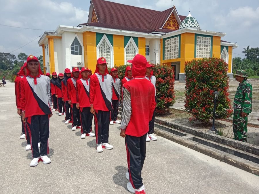 Bentuk Kedisiplinan Generasi Muda, Pelda Suprapto dan Sertu M Fikri Latih Paskibra di Talang Muandau