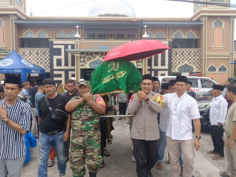 Bentuk Kepedulian, Babinsa Koramil 06/Sukajadi Dampingi Prosesi Pemakaman Ketua RW 01
