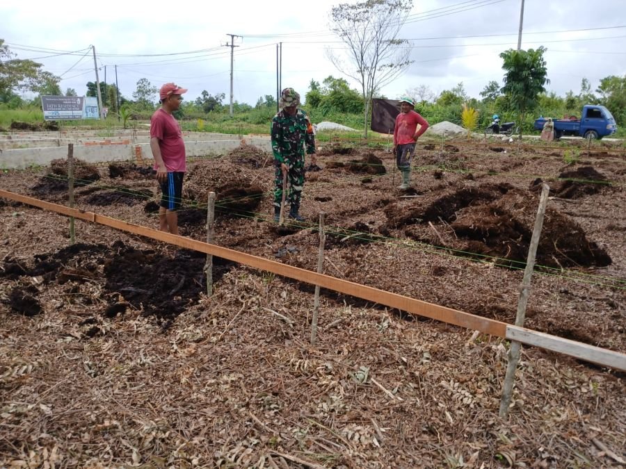 Bentuk Kepedulian Fasilitas Umum, Babinsa Koramil 07/Kampar Serda Jemmi Bersama Warga Goro Bangun Ma