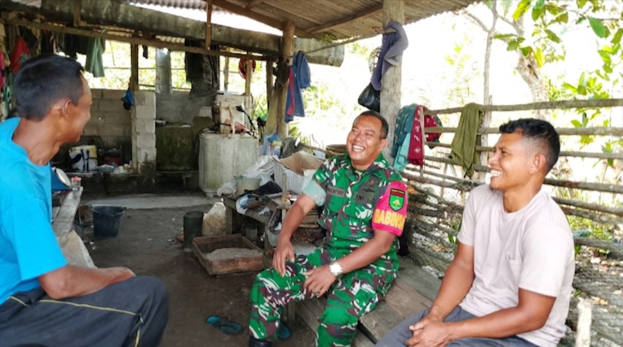 Bercengkrama bersama petani untuk mempererat talih silaturahmi