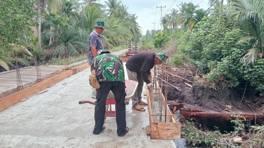 Bergerak cepat untuk pengecoran buk sandaran TNI AD dan warga saling bahu-membahu