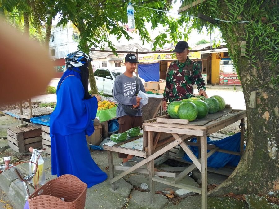 *Beri Semangat dan Motivasi di Lapangan Babinsa Koramil 06 Siak Hulu Komsos Dengan Tukang Pedagang B