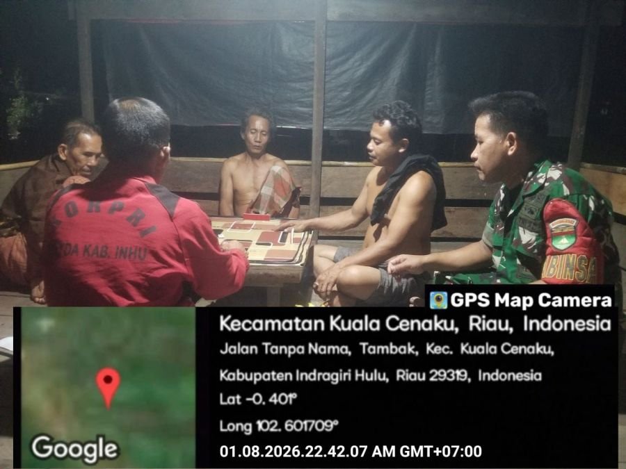 Berikan Kenyamanan,Babinsa Koramil 01/Rengat Komsos Di Pos Ronda Wilayah Binaan