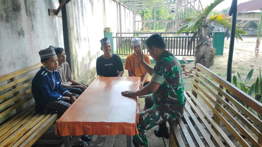 Berikan Motivasi dan Kedisiplinan, Babinsa Koramil  Koptu Edi Winarjono Sambangi Santri di Candirejo