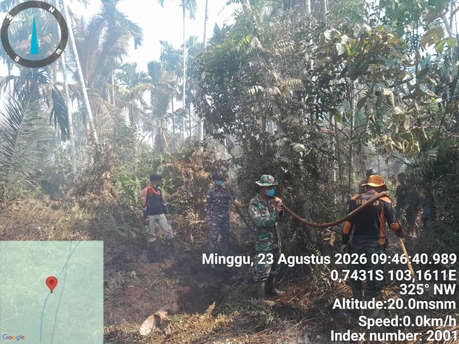 Berjibaku Lawan Api, Peltu Nofiandi Babinsa 07/Reteh Sukseskan Pendinginan Karhutla