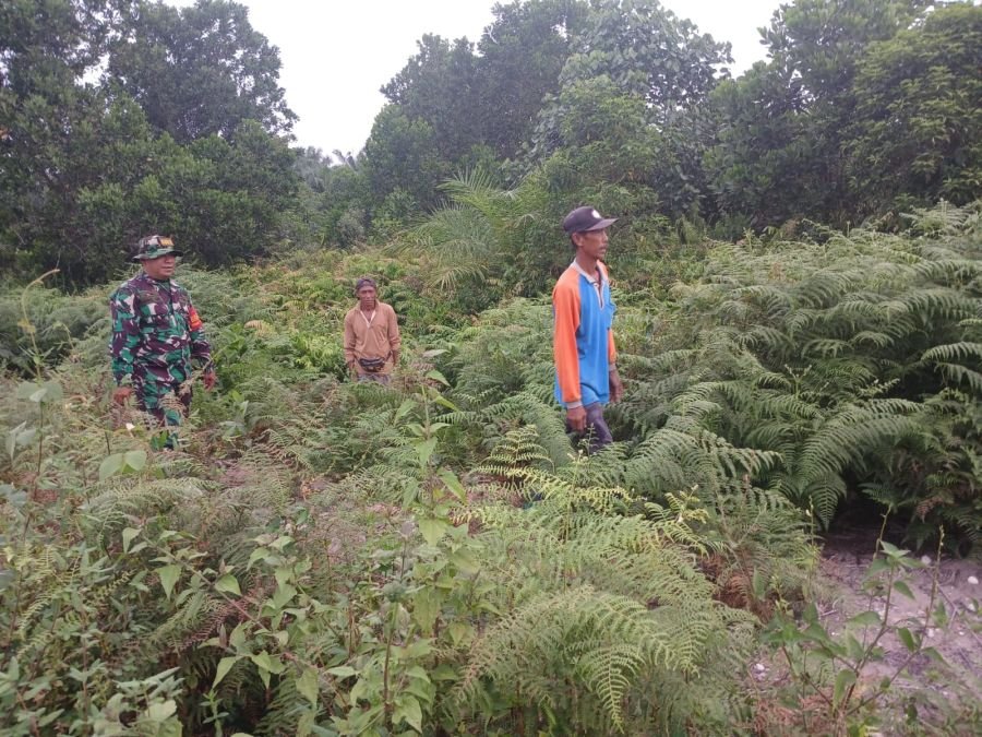 Berkolaborasi dengan Warga, Babinsa Koramil 05/Bukit Batu Jaga Desa Sumber Jaya Tetap Bebas Karhutla