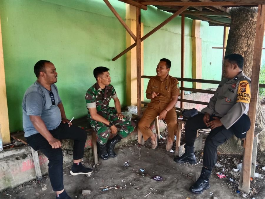 Bersama Bhabinkamtibmas, Babinsa Koramil 0321-03/Bgs Rohil Sinergi Laksanakan Komsos