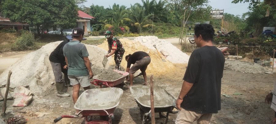 BERSAMA DENGAN WARGA LAINNYA, BABINSA KORAMIL 11/TBS LAKUKAN GOTONG ROYONG BERSAMA, BANTU PENGECORAN