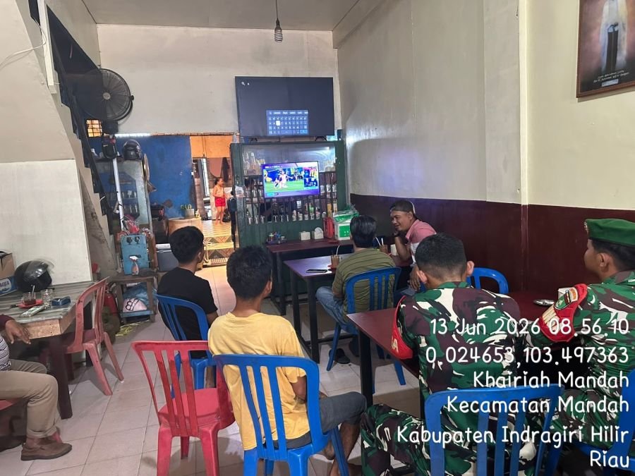 Bersama Masyarakat, Babinsa  Ramil 08/Mandah Gelar Nobar Piala Dunia Fifa 2026