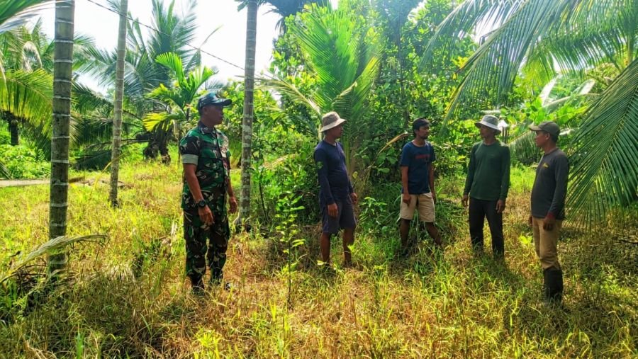 Bersama Masyarakat, Serda M. Tahir Patroli Tapal Batas dan Sosialisasi Bahaya Karhutla