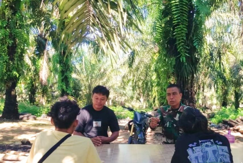 Bersama Warga, Babinsa Koramil 02 Rambah Kodim 0313/KPR Melaksanakan Komsos
