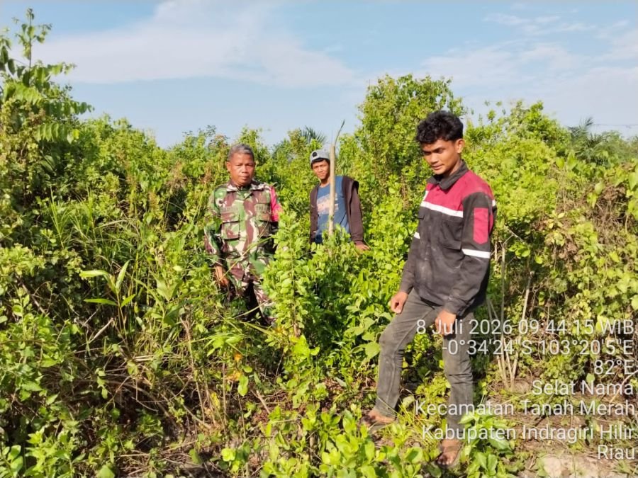 Bersama Warga, Babinsa Koramil 02/TM Sisiri Tapal Batas Desa Selat Nama