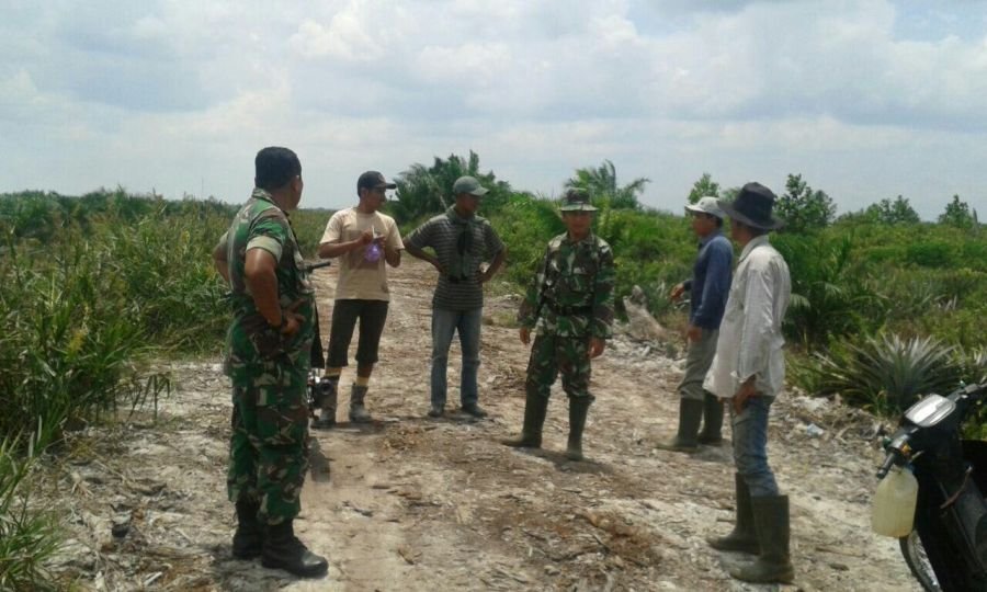 Bersama Warga dan Petani, Personel Koramil 0321-03/Bgs Rohil Sinergi Patroli Karhutla