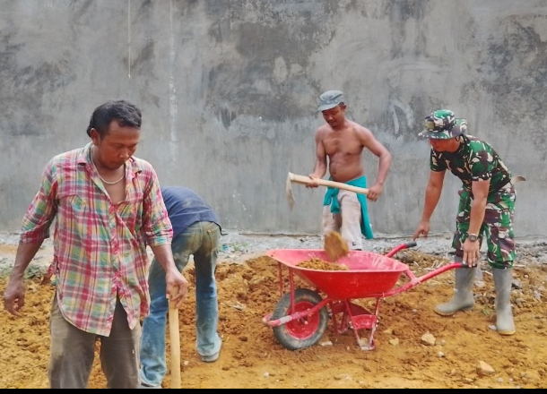 Bersama Warga Kampung Pancasila, Babinsa Koramil 0321-03/Bgs Rohil Goro Bangun Musholla 