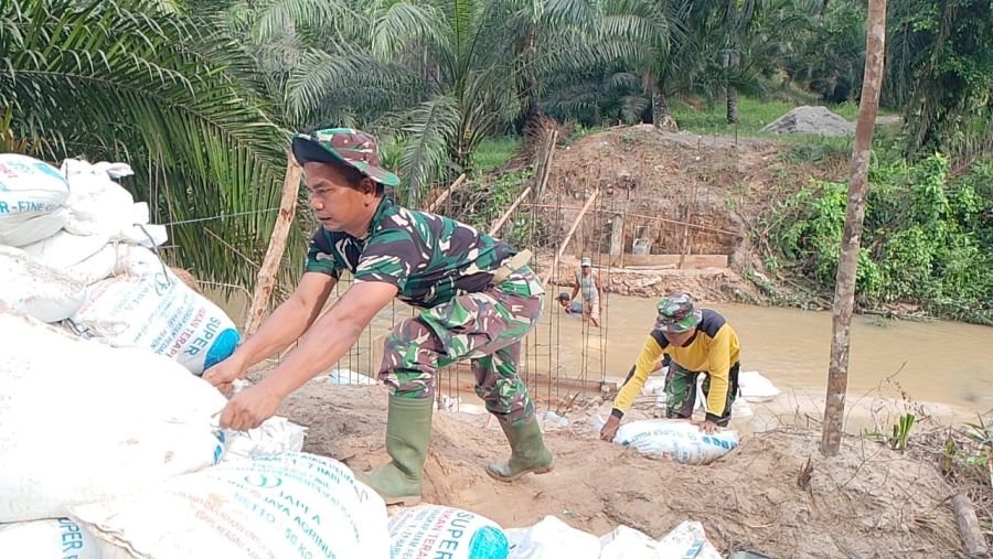 Bersama Warga, Personel Koramil 0321-03/Bgs Rohil Lanjutkan Pembangunan Jembatan Merah Putih 