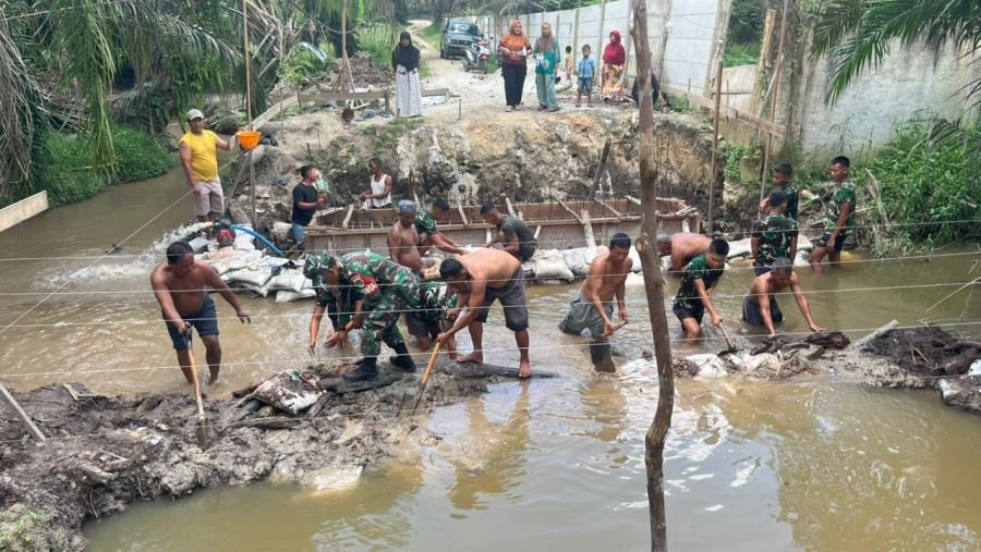 Bersatu di Tengah Lumpur, TNI dan Warga Bangun Harapan Lewat Jembatan Garuda Armco