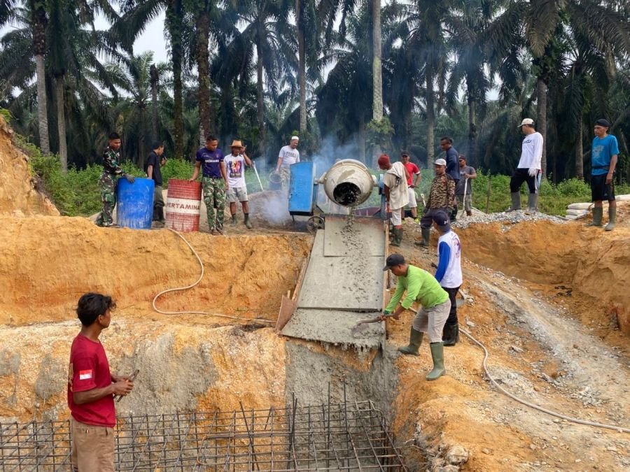 Beton Mengalir di Tengah Kebun, Garuda III Terus Dikebut