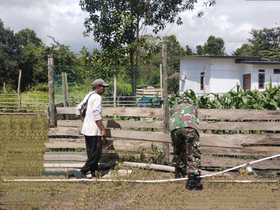 Binter0315/TPI, Bantu Perbaiki Pagar Kebun Warga Desa Bukit Belah