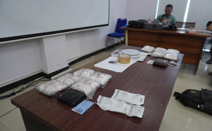 Bongkar Dua Aksi Sekaligus, Sinergi Personel Lanud RSN–Avsec Gagalkan Penyelundupan 4 Kg Sabu