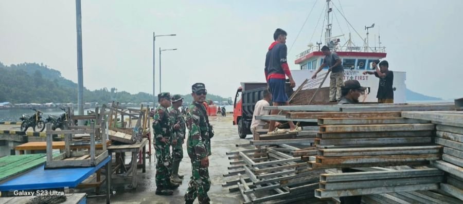 Bongkar Muat Barang Keperluan Koperasi Desa Merah Putih (KDKMP) di Kapal KM Karsa Setia.

Bongkar Mu