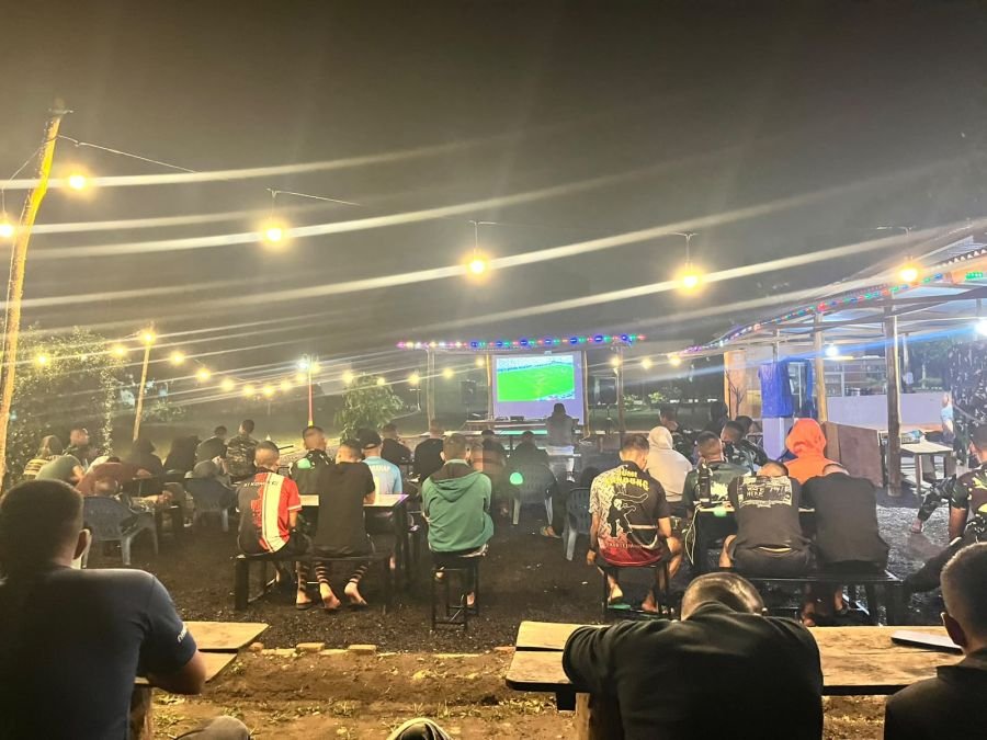 Brigif tp 89/gg melaksanakan nobar piala dunia , prancis vs inggris bersama masyarakat
